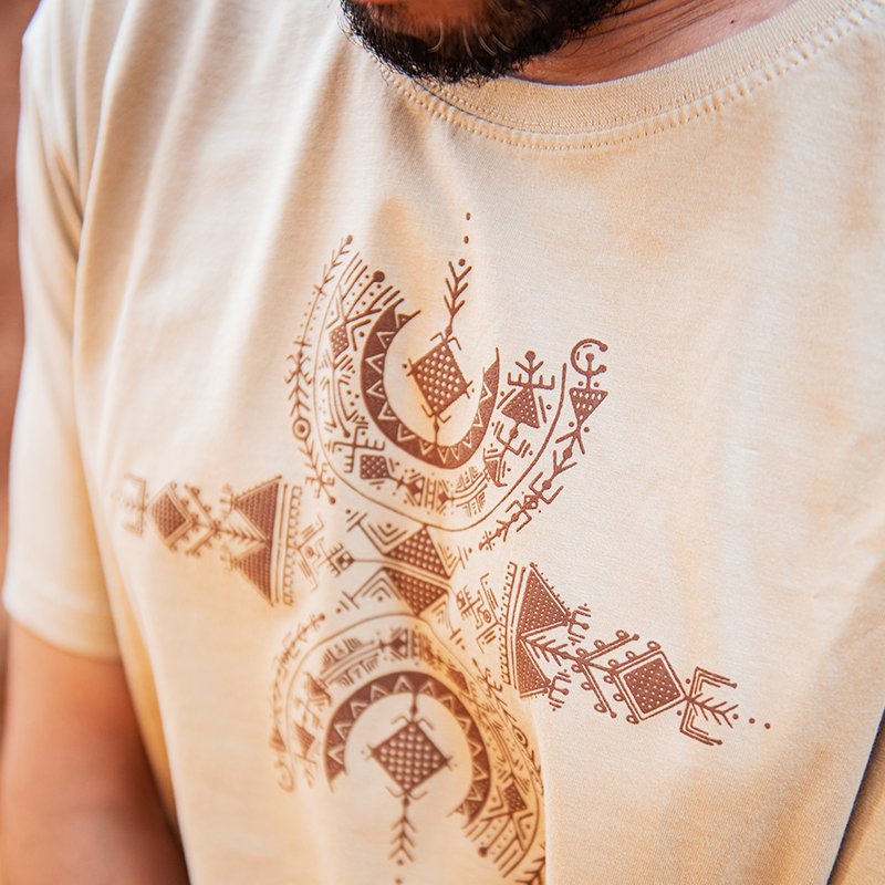 T-shirt beige 100 % coton Afusart avec un motif amazigh inspiré du symbole de liberté Aza.