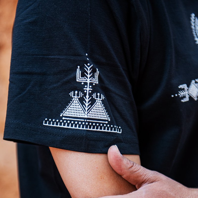 T-shirt amazigh noir en coton, orné du motif Aza, symbole de liberté.